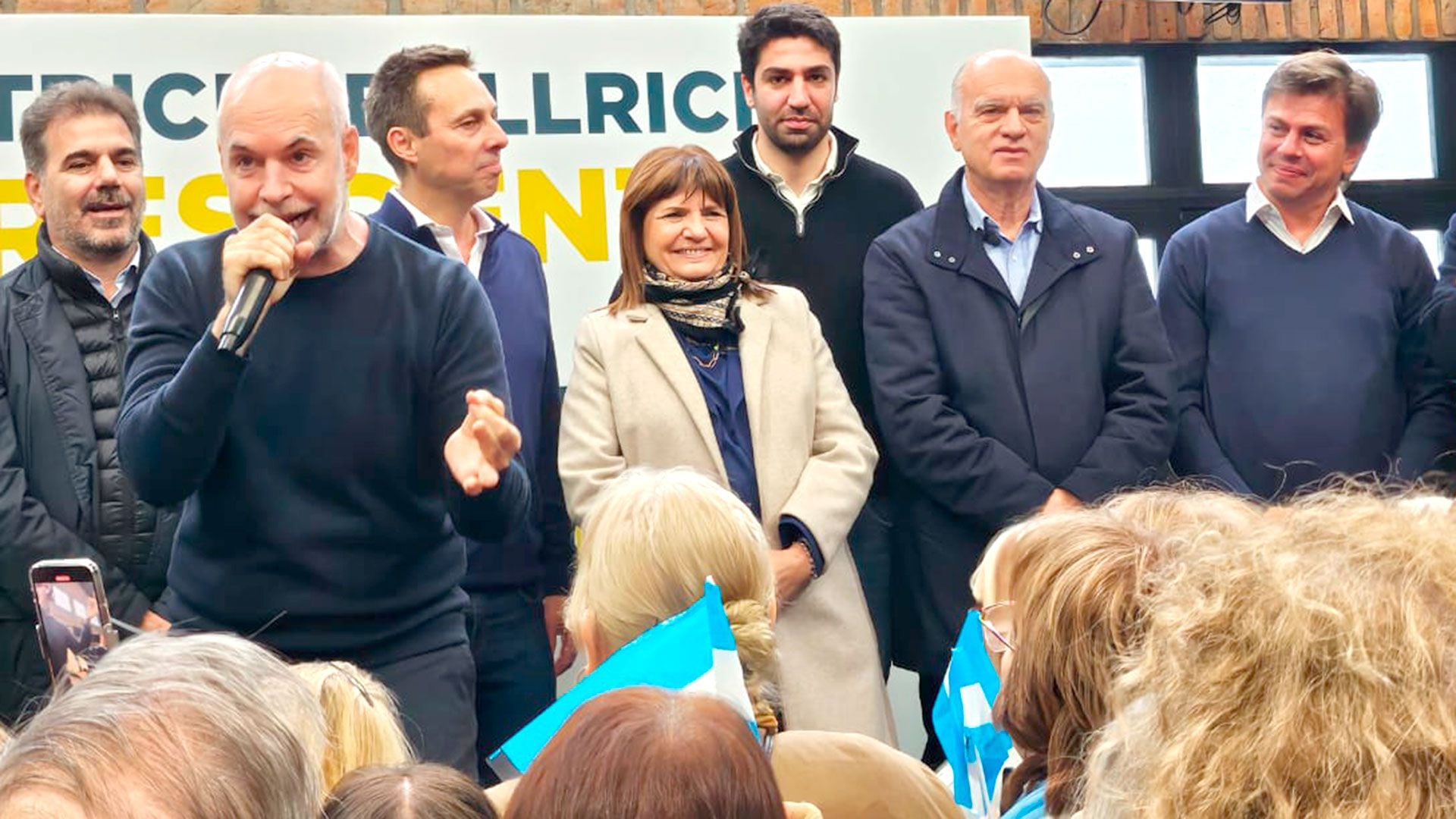 Micrófono en mano. Horacio Rodríguez Larreta en un acto en la provincia de Buenos Aires junto a Patricia Bullrich