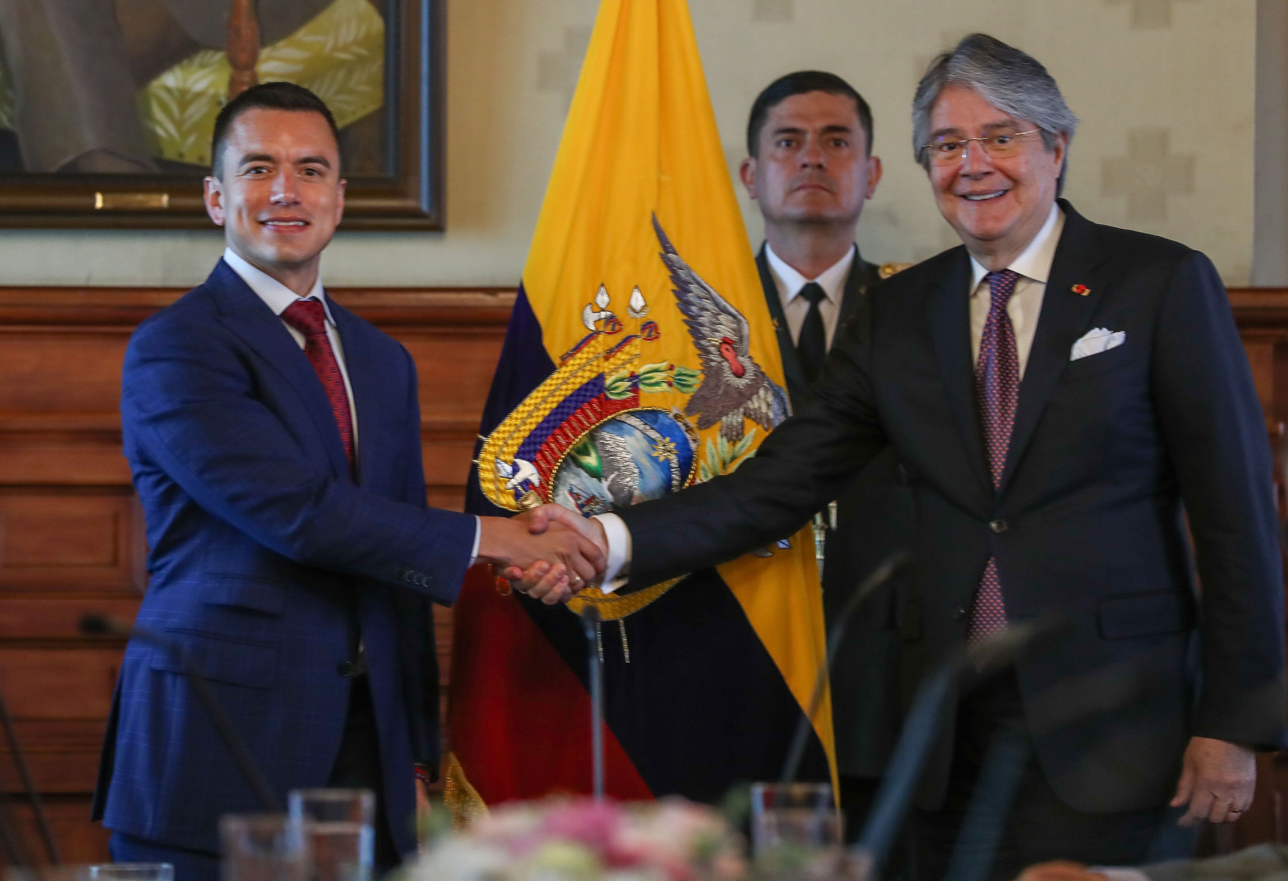 El presidente de Ecuador, Guillermo Lasso (d), recibe al presidente electo Daniel Noboa en el Palacio de Gobierno, hoy, en Quito (Ecuador). EFE/ José Jácome
