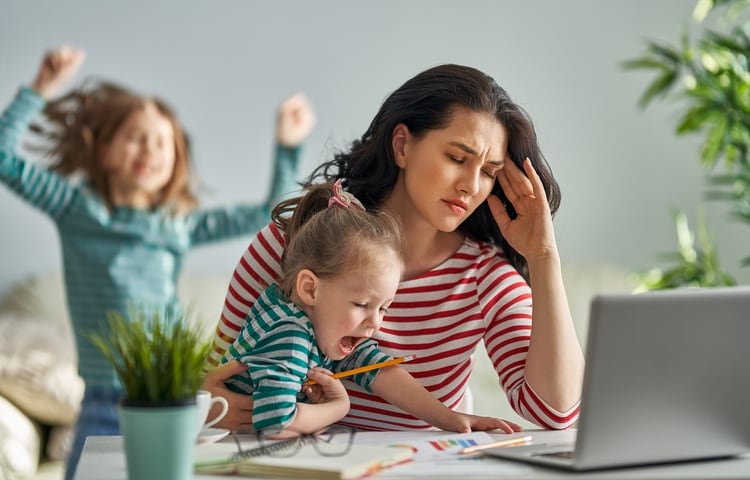 Cuando las responsabilidades profesionales comienzan a introducirse en la vida fuera de la oficina, ya sea por la noche, durante los fines de semana o de vacaciones, eso es una señal de que el agotamiento se avecina (Shutterstock)