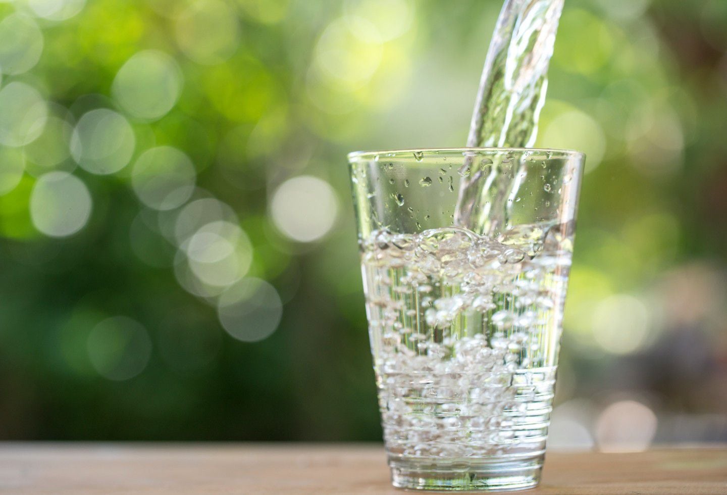 Tomar agua es importante porque una leve deshidratación afecta el ánimo