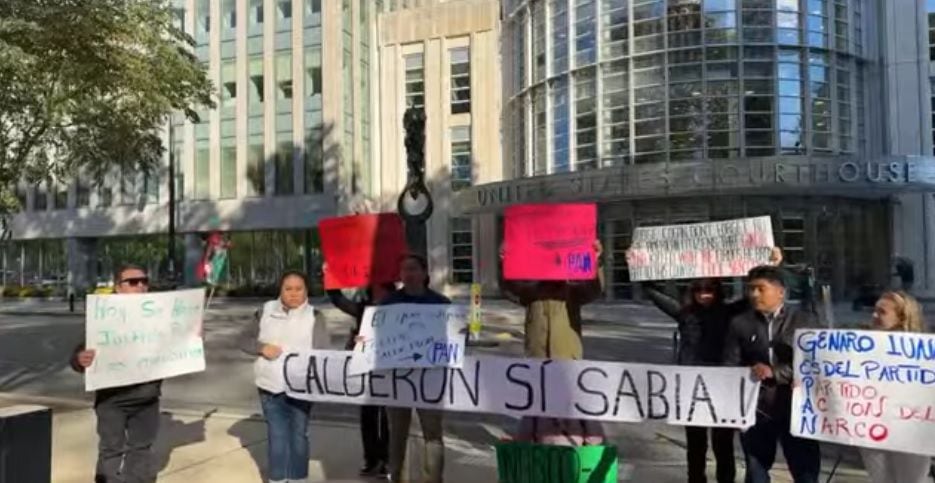 Manifestantes se dieron cita a las afueras de la Corte de Brooklyn; después encararon a la familia de García Luna (Archivo)