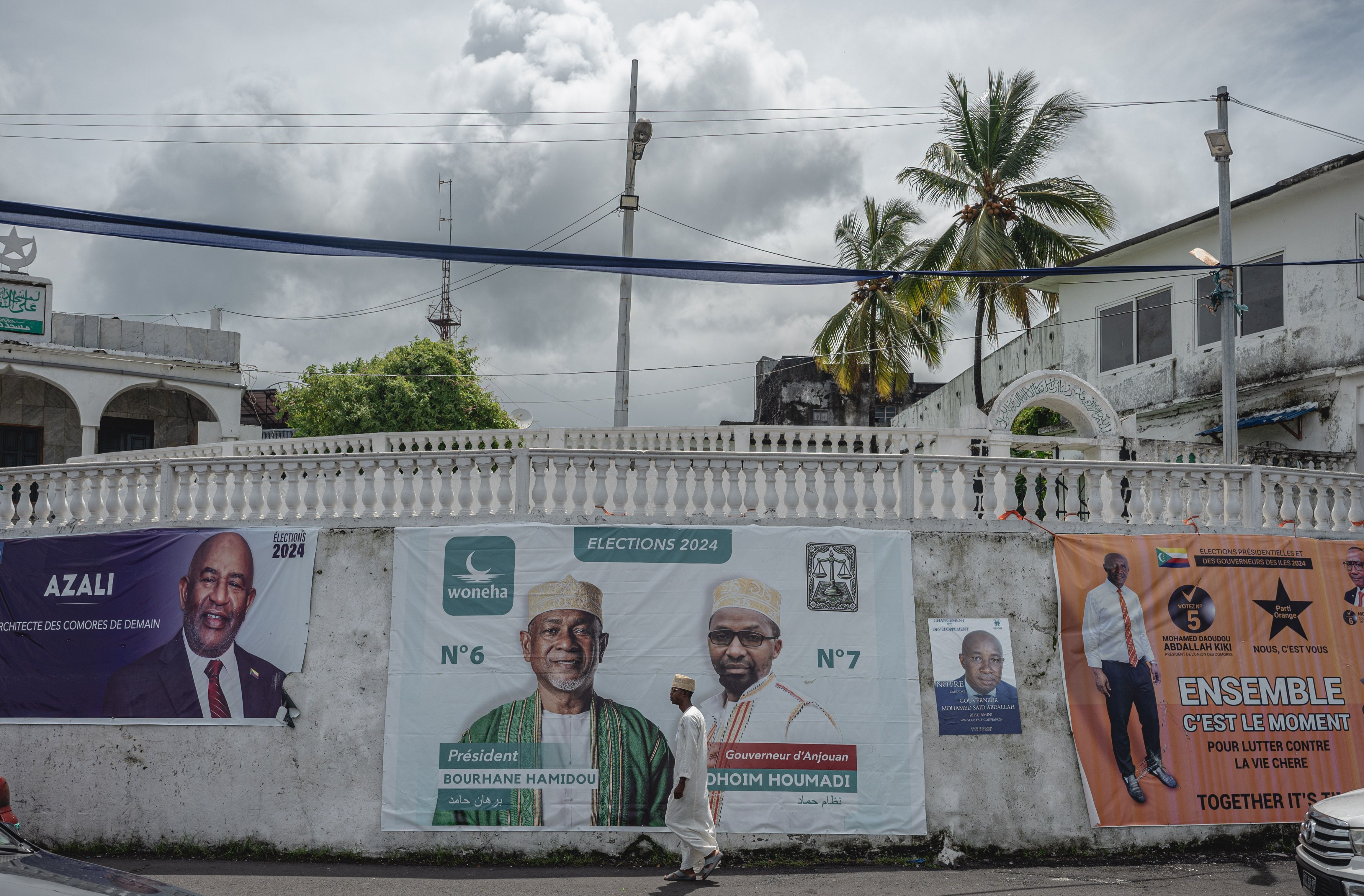 12/01/2024 MORONI, Jan. 12, 2024  -- A pedestrian passes election posters in Moroni, capital of Comoros, Jan. 12, 2024.
  Comoros will kick off its presidential elections on Sunday.
POLITICA 
Europa Press/Contacto/Wang Guansen
