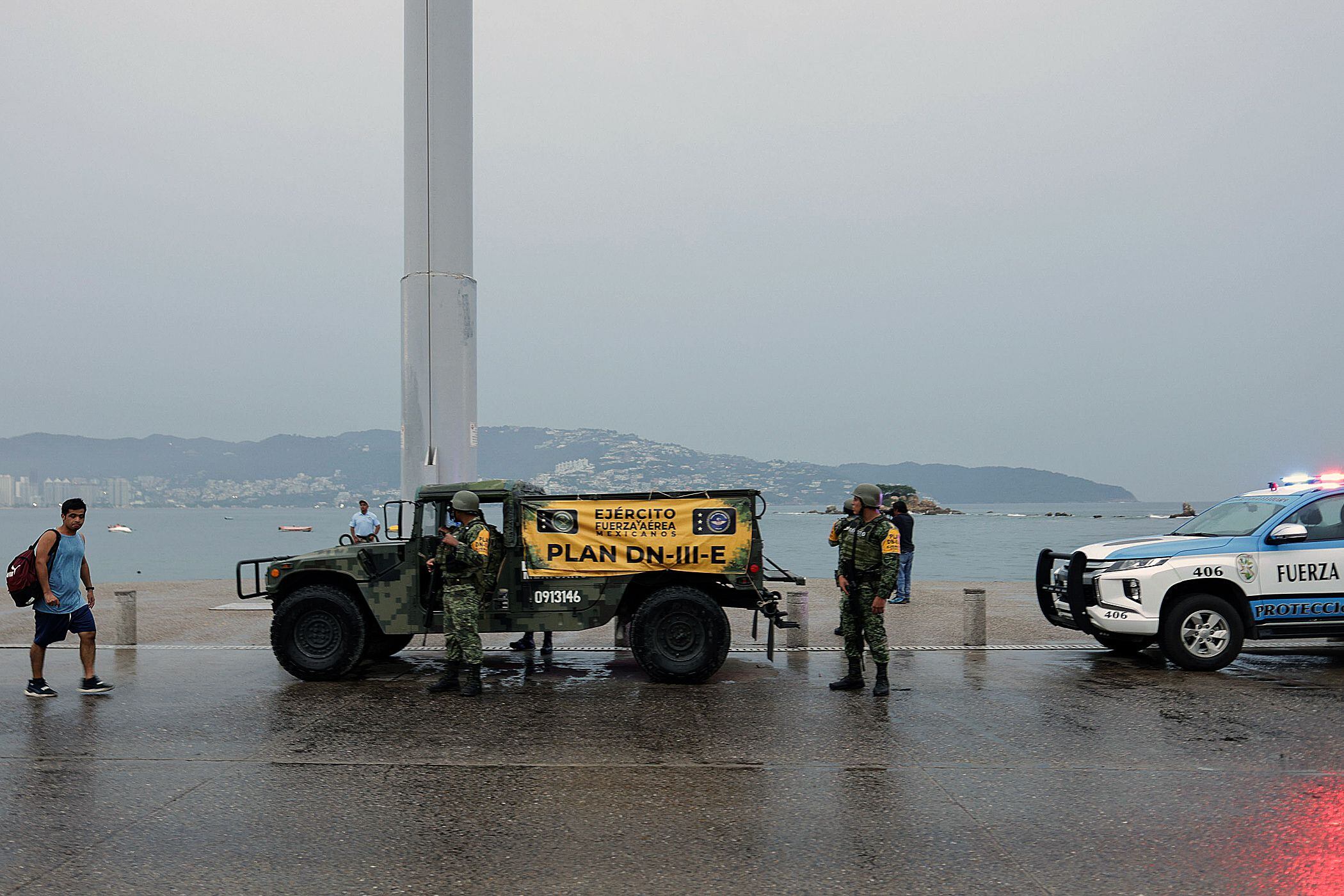 Soldados del Ejército mexicano vigilan hoy como parte de las medidas ante la inminente llegada del huracán Otis, en Acapulco (México). EFE/David Guzmán 