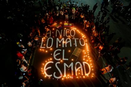 Vista general de un mensaje con velas durante una velatón en homenaje al joven Nicolás Guerrero, asesinado durante los enfrentamientos con miembros del Escuadrón Móvil Antidisturbios (ESMAD), en Cali (Colombia). EFE/ Ernesto Guzmán Jr
