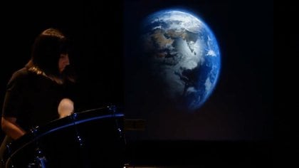 Moon Ribas hizo un recital donde reprodujo, por medio de instrumentos de percusión, las vibraciones de los terremotos que hubo en México en los últimos 50 años.