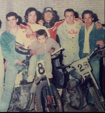 Colapinto padre en sus épocas en el Speedway. Es el del medio con la campera negra y roja. La Gilera 175 cm3 de Aníbal (Nº25) y la 8 de Carlos Capdebosq (Crédito: Gentileza La Nueva)