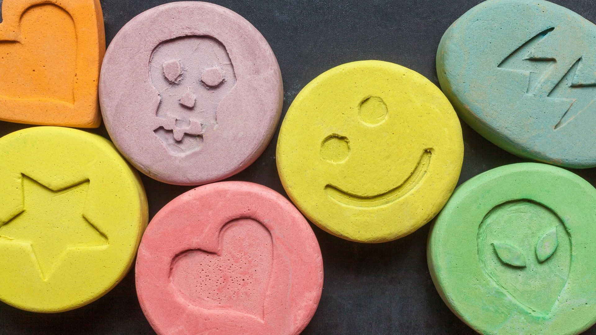 A pesar de su mala reputación como droga recreativa, el campo de la psiquiatría ha mostrado interés en el potencial terapéutico del MDMA, junto con otros psicodélicos como la psilocibina y la ketamina