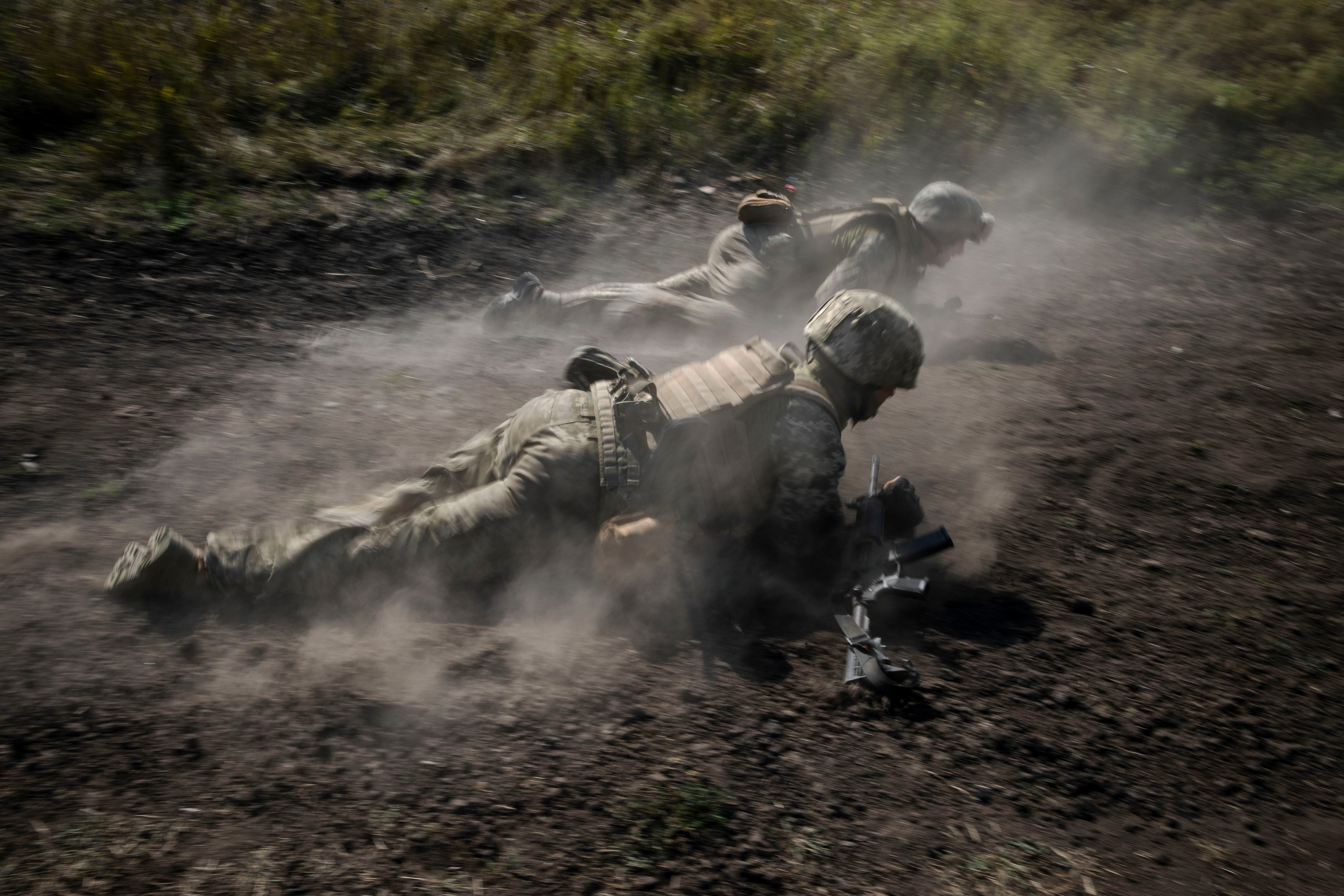 Marines ucranianos durante unos ejercicios de entrenamiento en la región ucraniana de Donetsk, el 25 de agosto de 2023. Los militares no pueden permitirse el lujo de disponer de mucho tiempo para entrenarse. (Tyler Hicks/The New York Times)