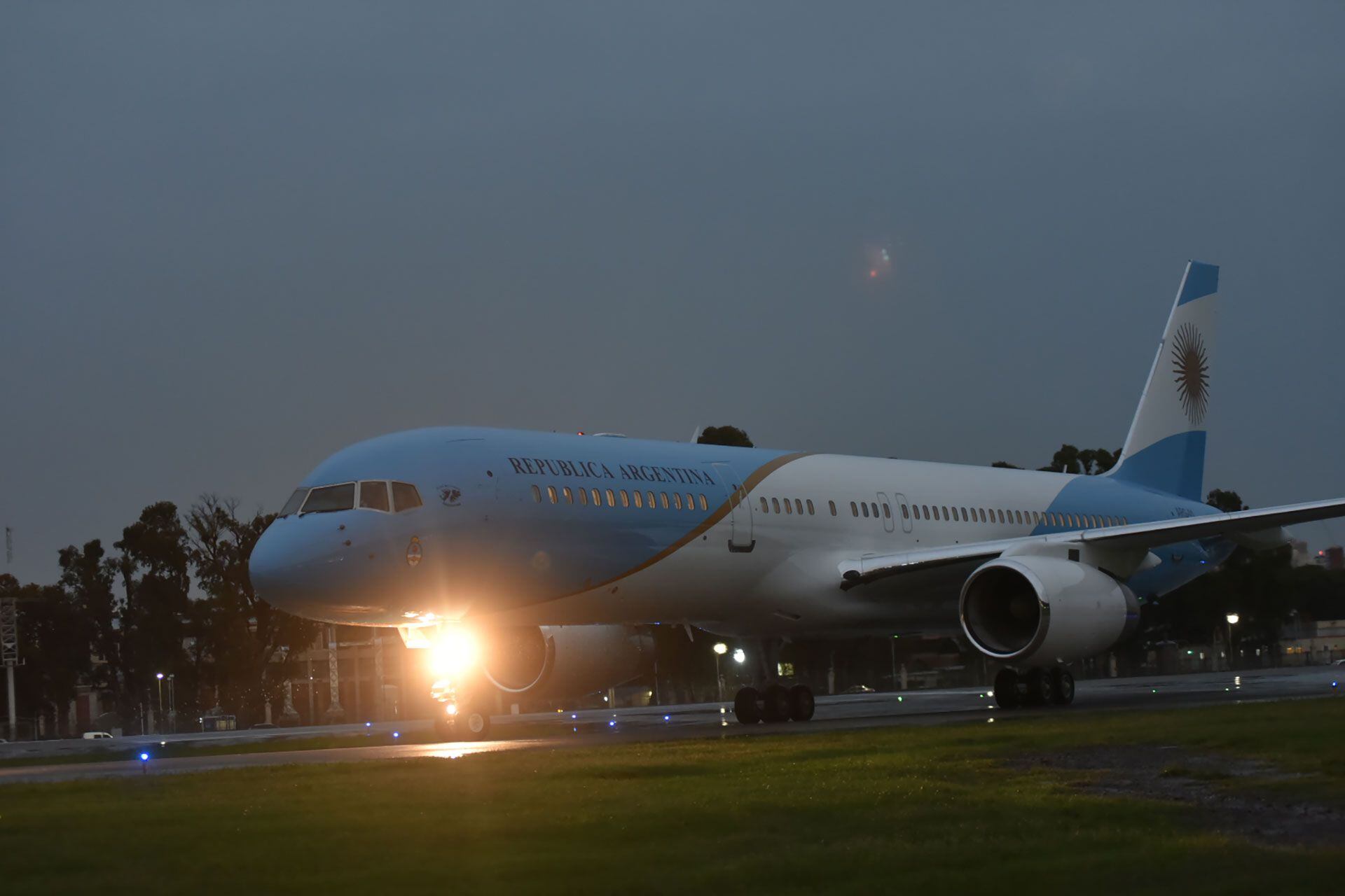 Llegada del avión presidencial aeroparque