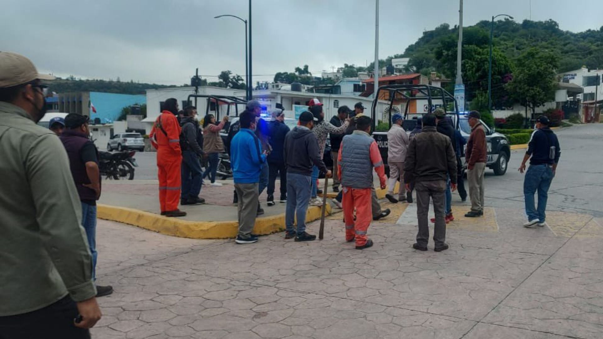 Al menos cuatro camiones arribaron a la Ciudad Cooperativa Cruz Azul previo a las balaceras (Foto: X@LasVocalesRadio)