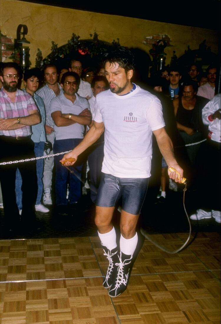 1989: Roberto Duran trains for an upcoming fight.