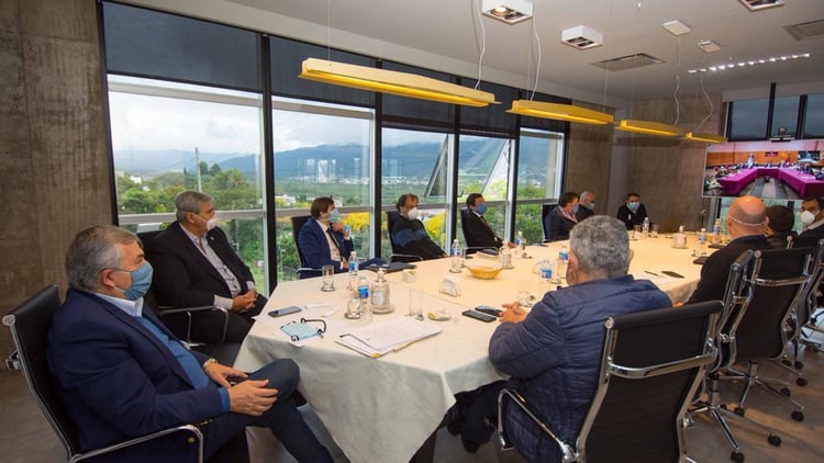 Gerardo Morales durante una reunión con sus funcionarios y en una teleconferencia con el gobierno de Salta (@GerardoMorales)