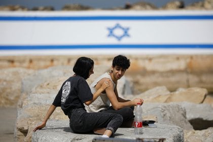 Due giovani uomini a Jaffa (Reuters)