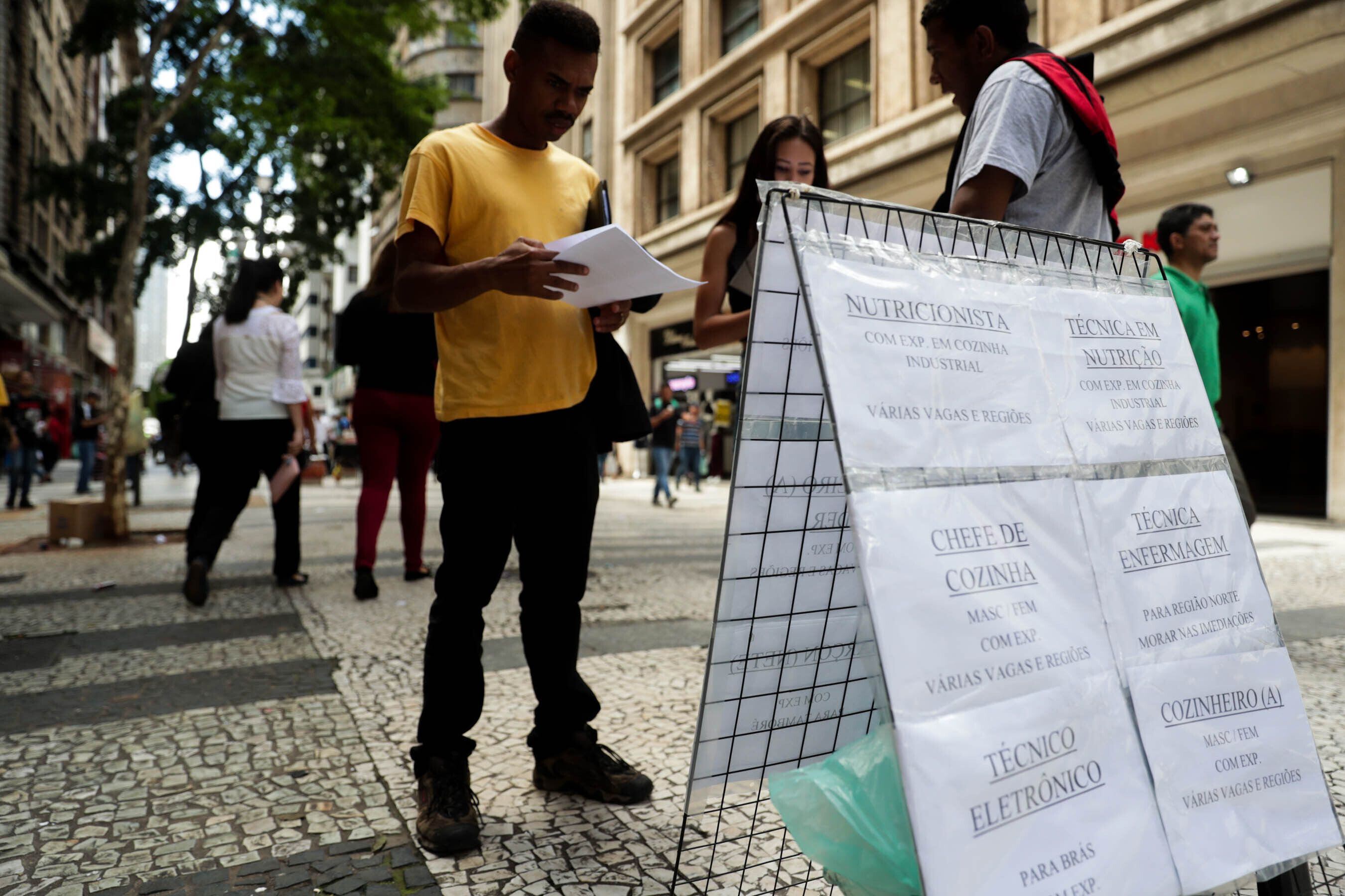 Personas observan carteles que muestran ofertas de empleo en el centro de San Pablo (EFE/Fernando Bizerra Jr./Archivo)