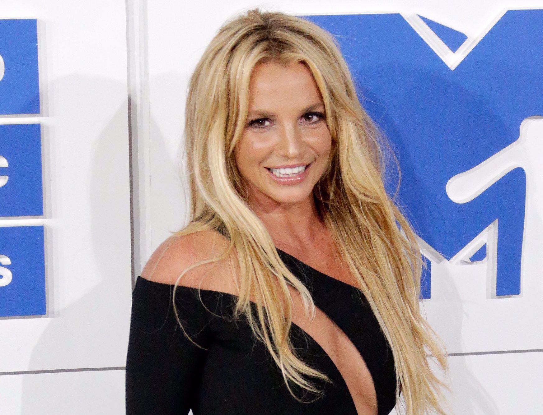 La cantante estadounidense Britney Spears nuevamente resurge tras el lanzamiento del libro con sus polémicas memorias. EFE/ Jason Szenes 