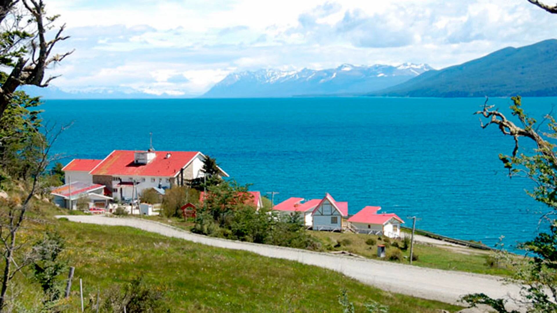 Tolhuin está situada en la cabecera del Lago Fagnano, en Tierra del Fuego