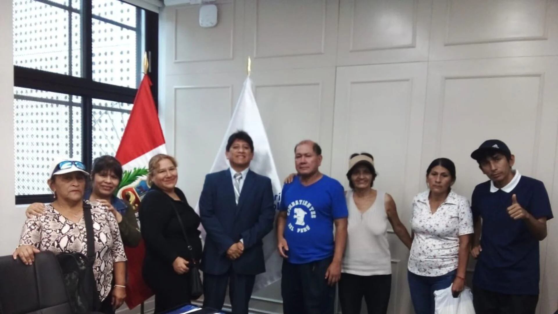 Un día antes, el grupo había llamado "terrorista" al defensor del pueblo, pero posó sonriente con ellos.