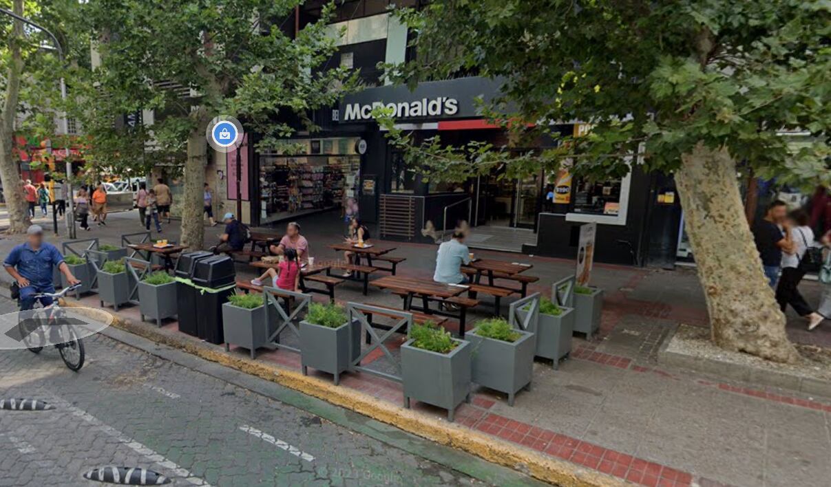 Una mujer compró diez hamburguesas con una tarjeta robada y al ser detenida le hallaron cocaína un marihuana (Google Maps)
