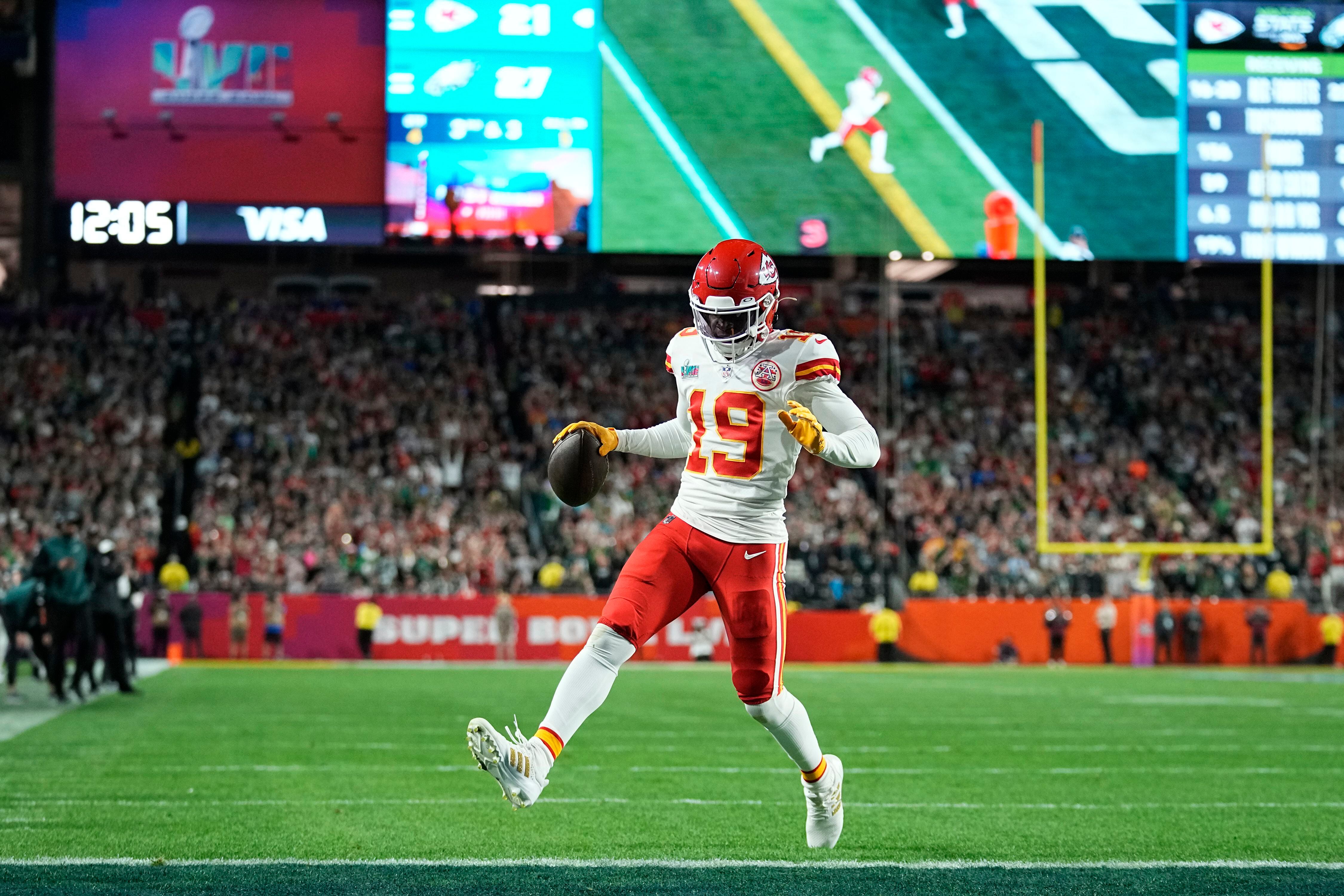 El wide receiver Kadarius Toney (19) de los Chiefs de Kansas City anota un touchdown ante los Eagles de Filadelfia durante el segundo tiempo del Super Bowl 57 en Glendale, Arizona, el domingo 12 de febrero de 2023. (AP Foto/Abbie Parr)