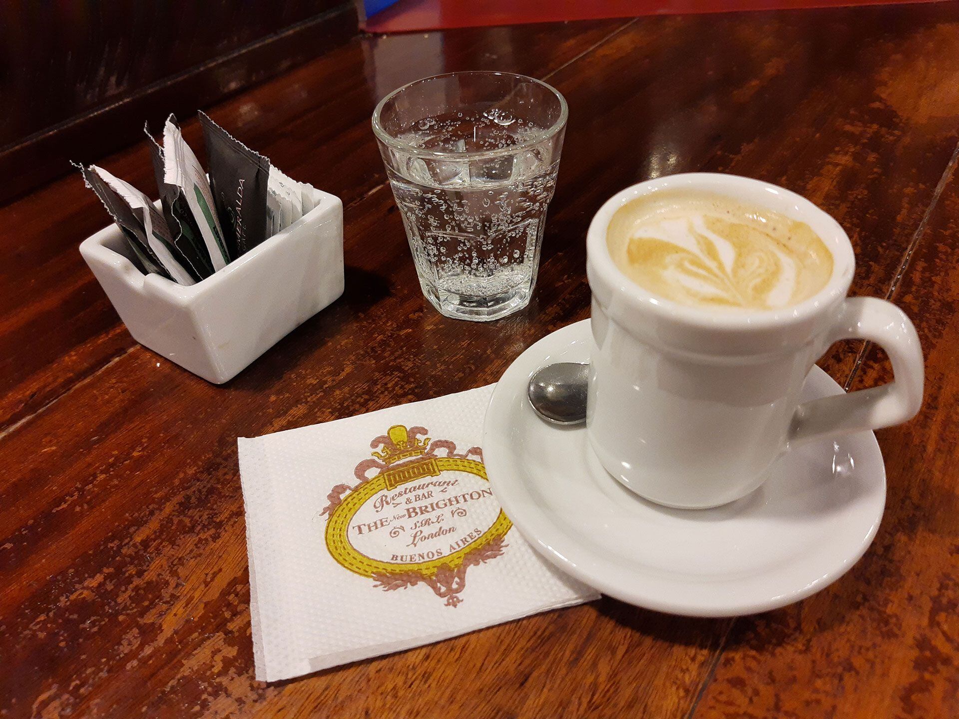 Un cortado en la barra de The Brighton