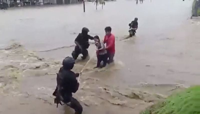 Imagen de archivo. En esta captura de pantalla obtenida el 26 de septiembre de 2024 por Reuters a partir de un video publicado en redes sociales, se ayuda a personas mientras caminan por una calle inundada en Acapulco, México. @SecuGro vía X/vía REUTERS ESTA IMAGEN HA SIDO SUMINISTRADA POR UN TERCERO. CRÉDITO OBLIGATORIO. NO SE PERMITEN REVENTAS. NO SE PERMITEN ARCHIVOS.