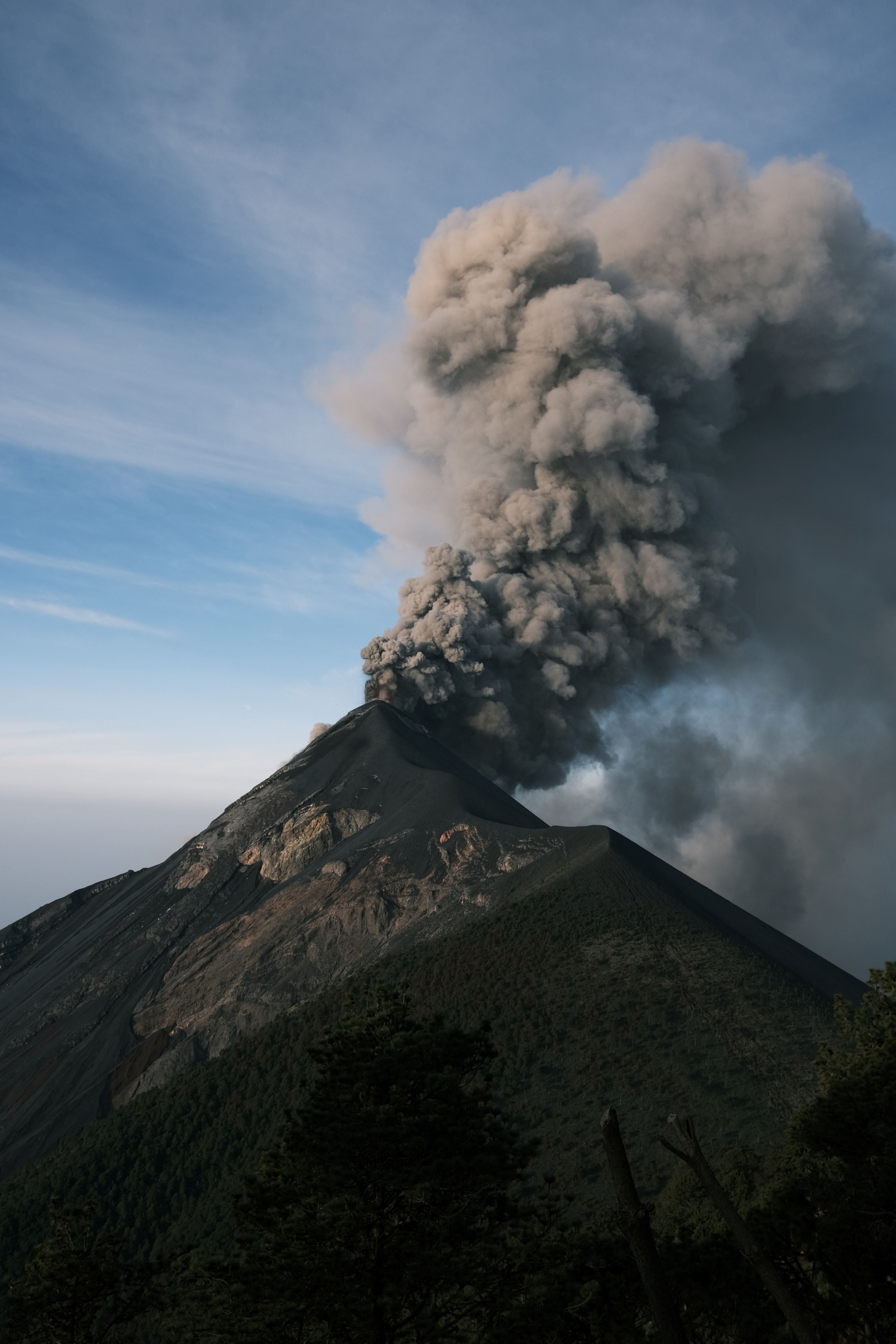 ARCHIVO| Columna de humo saliendo del cráter del volcán de Fuego, Guatemala Mayo 4, 2023. (Cortesía de Instagram/@fstrunk/via REUTERS)