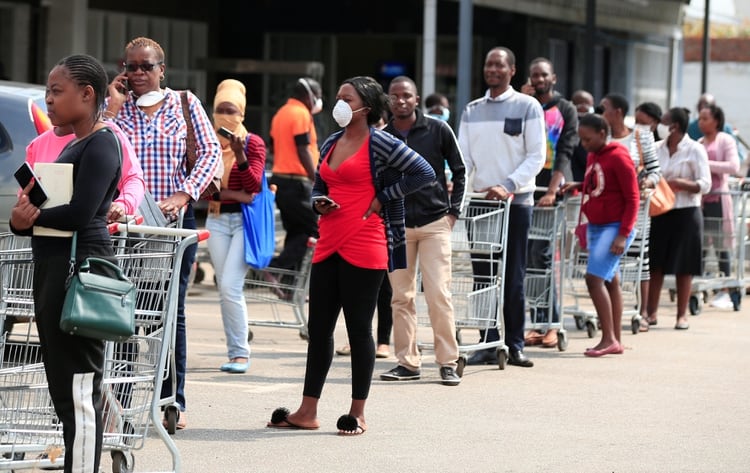 Largas filas para adquirir alimentos antes de un bloqueo nacional de 21 días llamado por el gobierno para limitar la propagación del COVID-19 en Harare, Zimbabue (Reuters)
