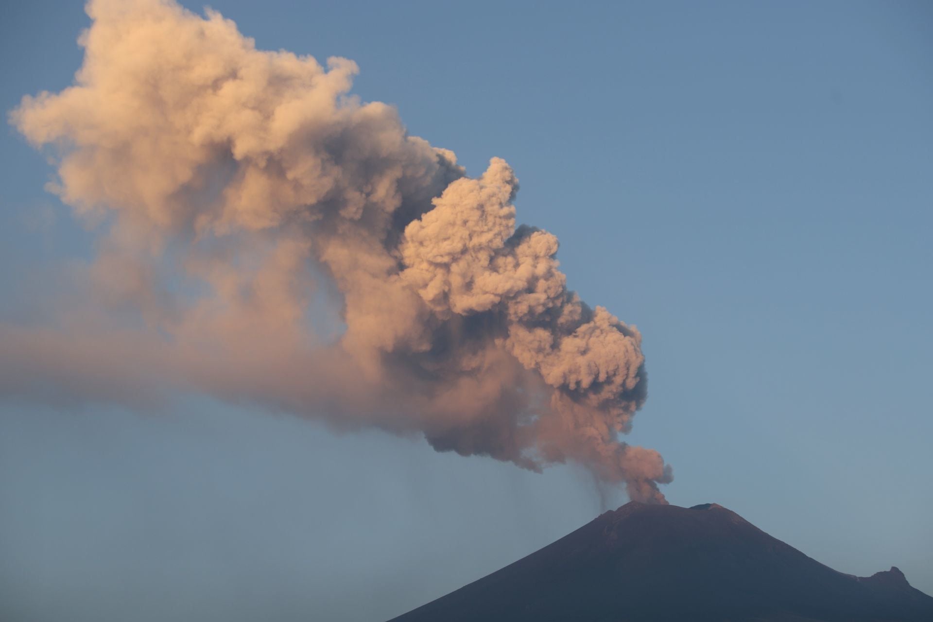 Volcán Popocatépetl suma 9 exhalaciones en 24 horas; este MAPA muestra dónde caerá ceniza hoy 23 de mayo