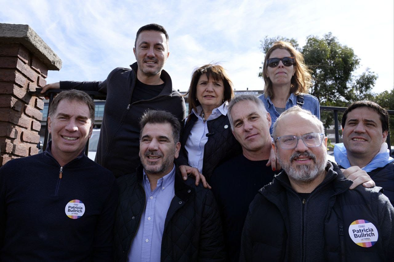 Patricia Bullrich, Luis Petri, Cristian Ritondo, Diego Santilli, Diego Valenzuela, Laura Alonso, Maximiliano Abad y Leandro Ugartemendia en una recorrida de campaña por el Hospital Posadas