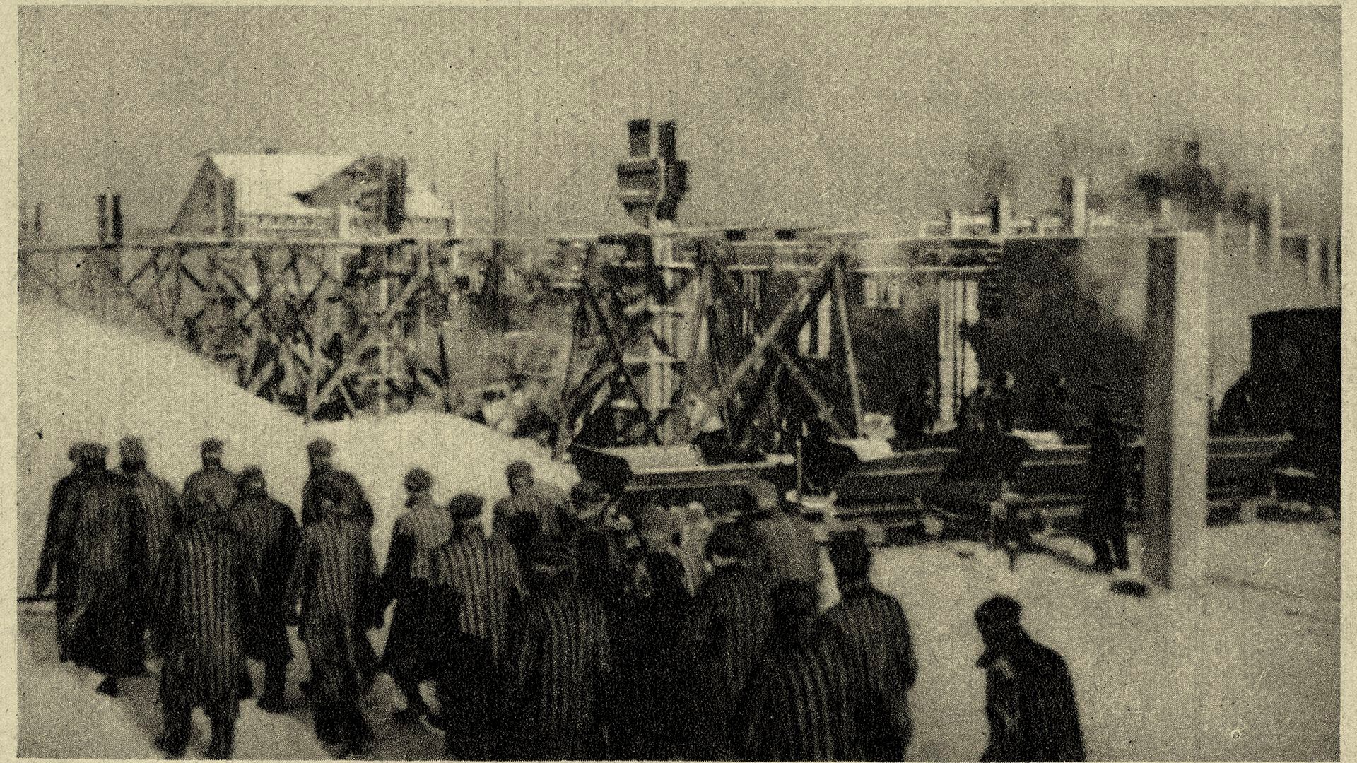 Campo de concentración de Auschwitz. Fotos tomadas por un guardia o SS. a los sonderkommando, que eran obligados a llevar a las víctimas hasta las cámaras de gas y después cargar los cadáveres al crematorio ( Fuente: Museo de Oswiecim, Polonia.  Photo by Culture Club/Getty Images)