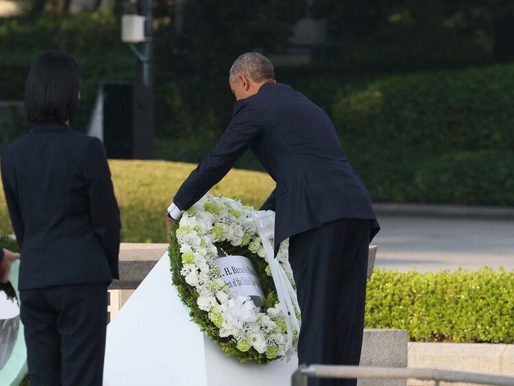 Barack Obama deja una ofrenda floral la primera visita de un presidente estadounidense al Memorial a las víctimas de la bomba atómica en Hiroshima el 27 de mayo de 2016.