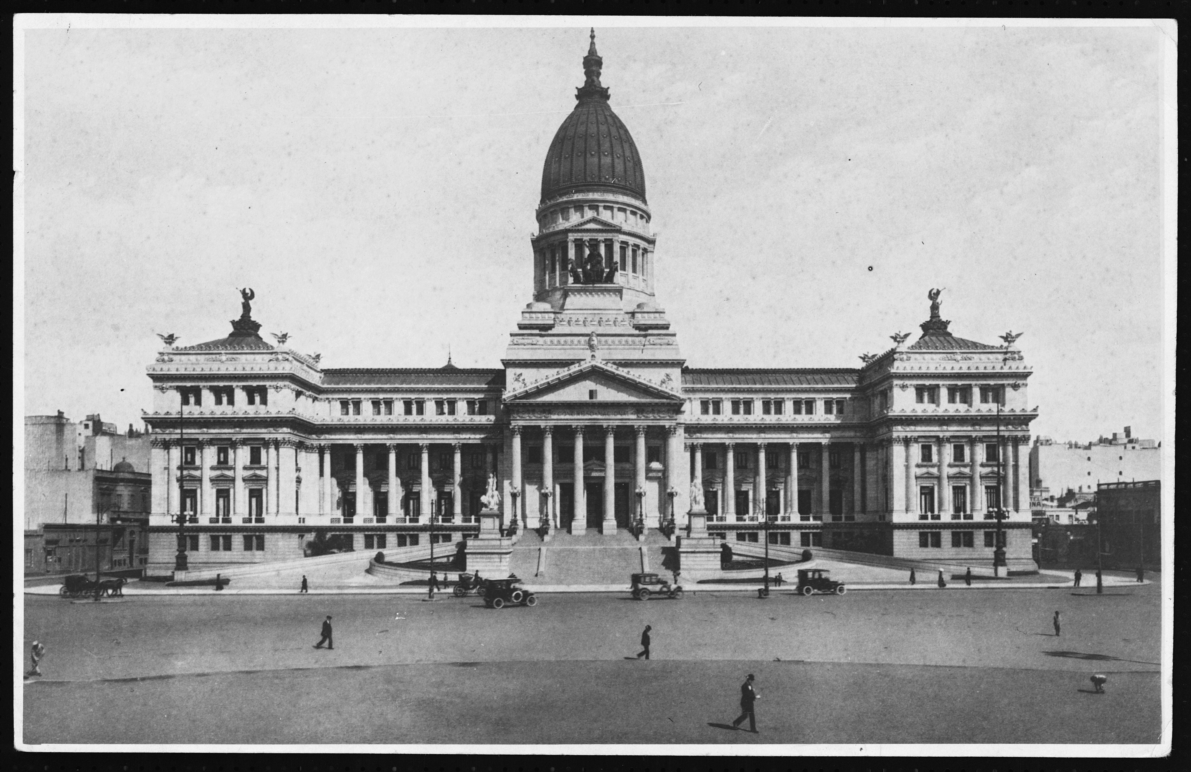 Foto histórica del Palacio del Congreso de la Nación Argentina, ubicado en Avenida Entre Ríos 1033 (© Hulton-Deutsch Collection/CORBIS/Corbis vía Getty Images)