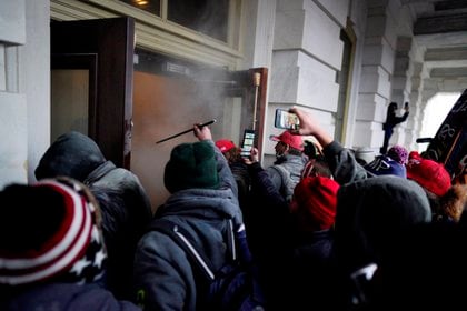 Simpatizantes del presidente de Estados Unidos, Donald Trump, explotan en Capitolio, sede del Congreso de Estados Unidos en Washington el 6 de enero de 2021 (EFE / Will Oliver)