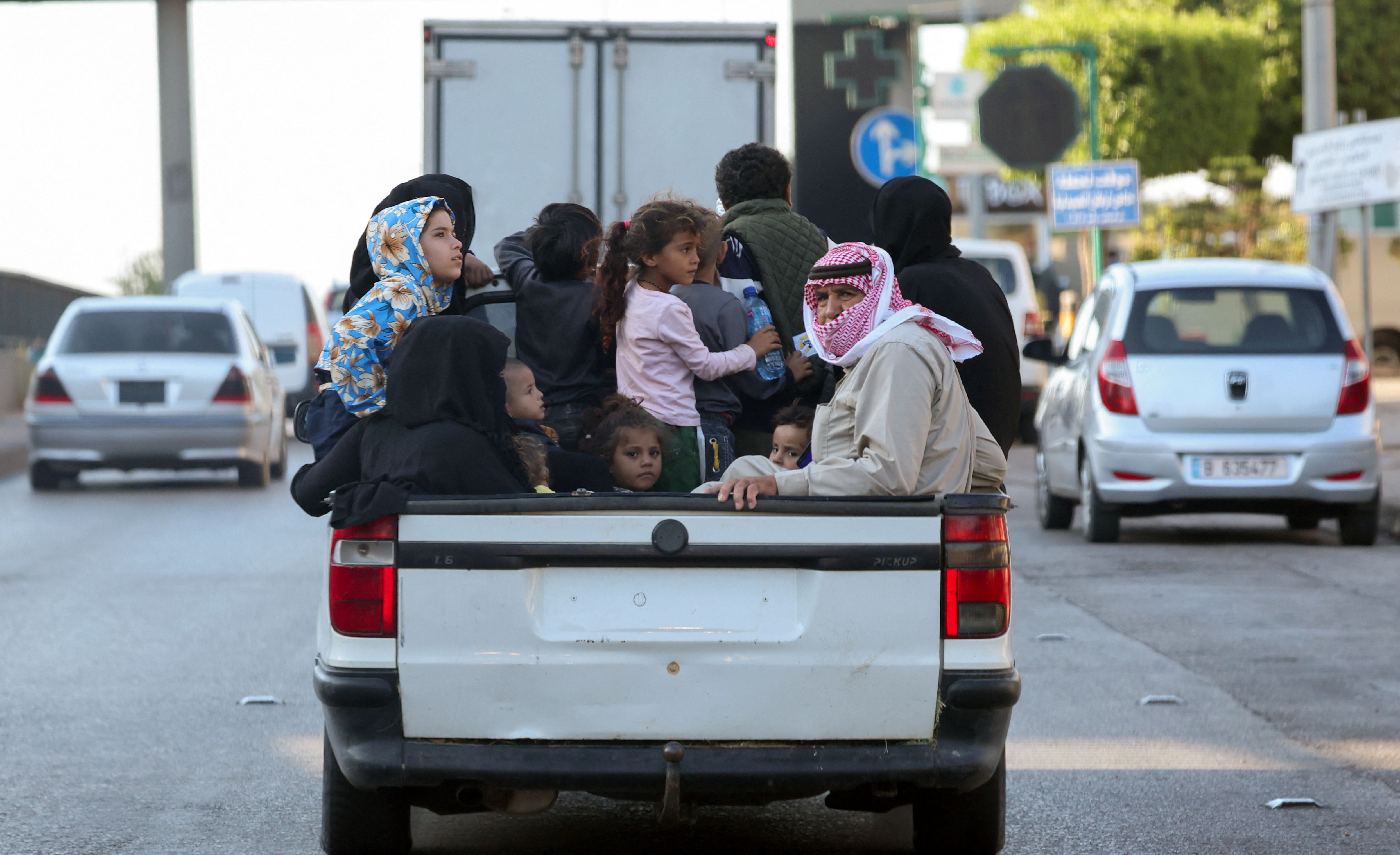 Desplazados internos, que huyeron de sus aldeas del sur del Líbano debido a las hostilidades transfronterizas entre Hezbollah y las fuerzas israelíes, montados en una camioneta en Beirut (REUTERS/Mohamed Azakir)