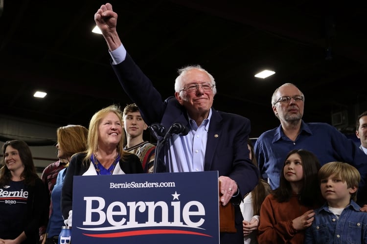 El candidato demócrata a la presidencia y senador Bernie Sanders acompañado por sus familiares, incluida su esposa Jane, mientras se dirige a los partidarios en su manifestación de la noche del Supermartes en Essex Junction, Vermont. REUTERS/Jonathan Ernst TPX IMAGES OF THE DAY