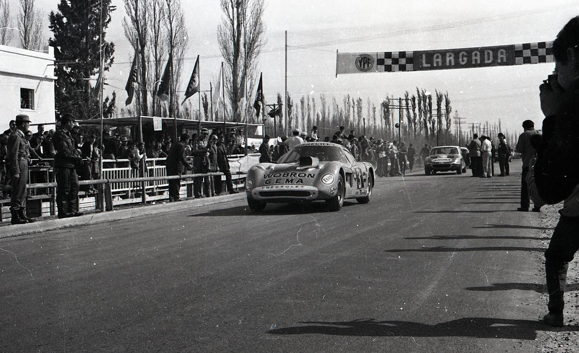 El Trueno Naranja cruzando la meta. Pairetti logró cinco triunfos con el Sport Prototipo (Gentileza Alejandro de Brito)  