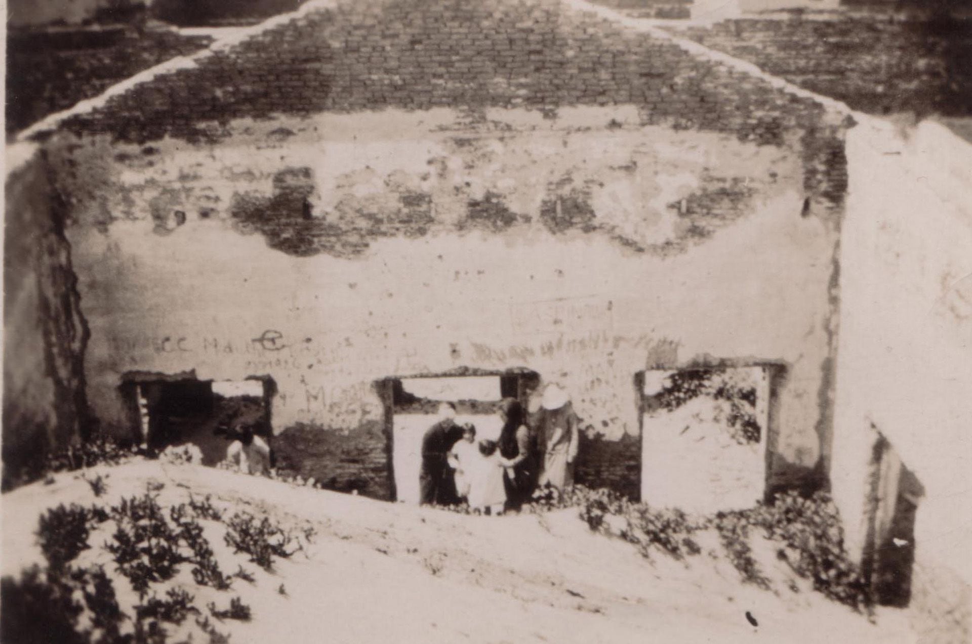 Interior del Hotel Mar del Sud repleto de arena. Año 1931 (Archivo: MMPH)