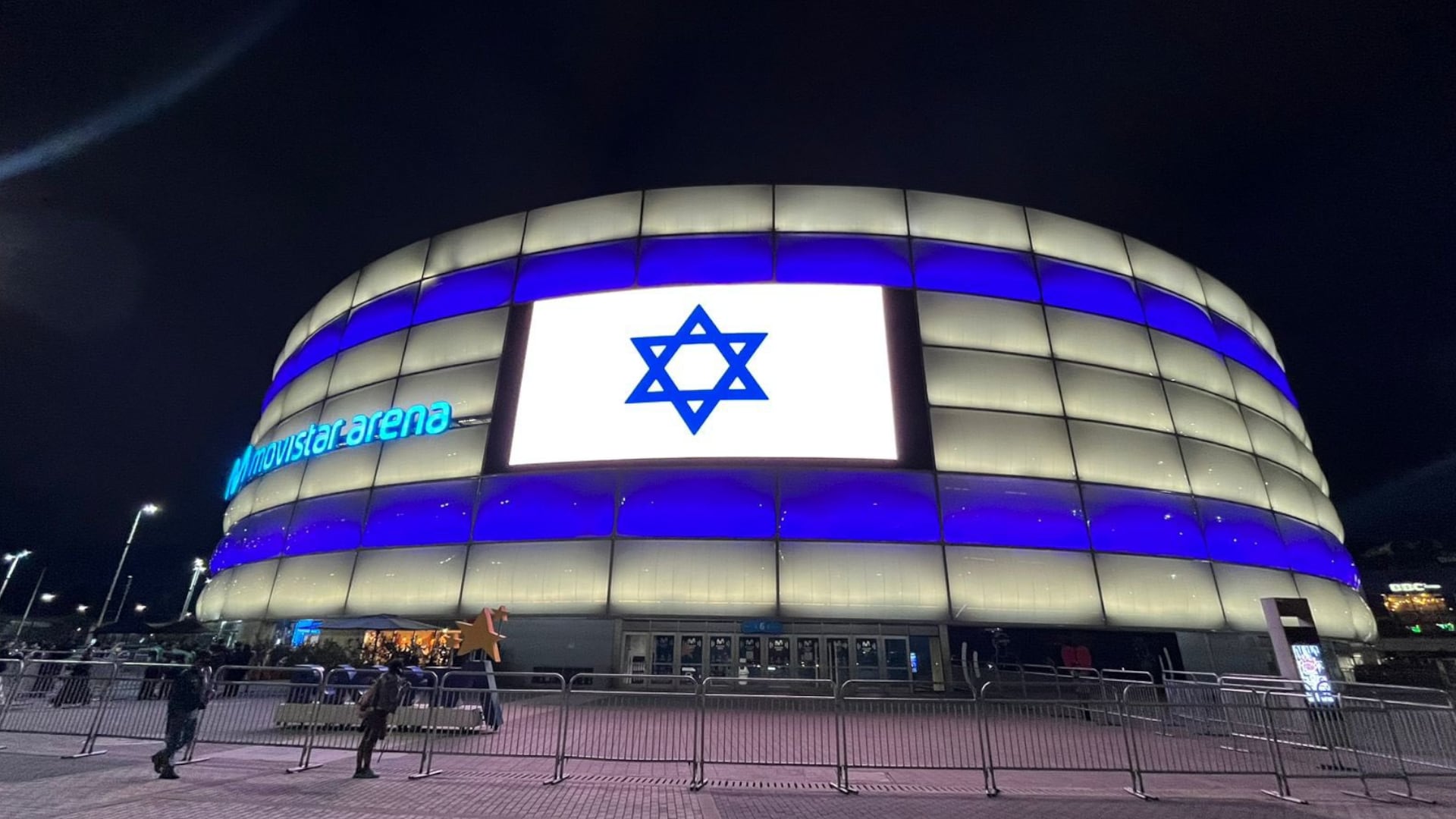 El Movistar Arena se iluminó con los colores de la bandera de Israel en conmemoración de las víctimas de Hamás. (Cuenta de X del embajador de Israel Gali Dagan)