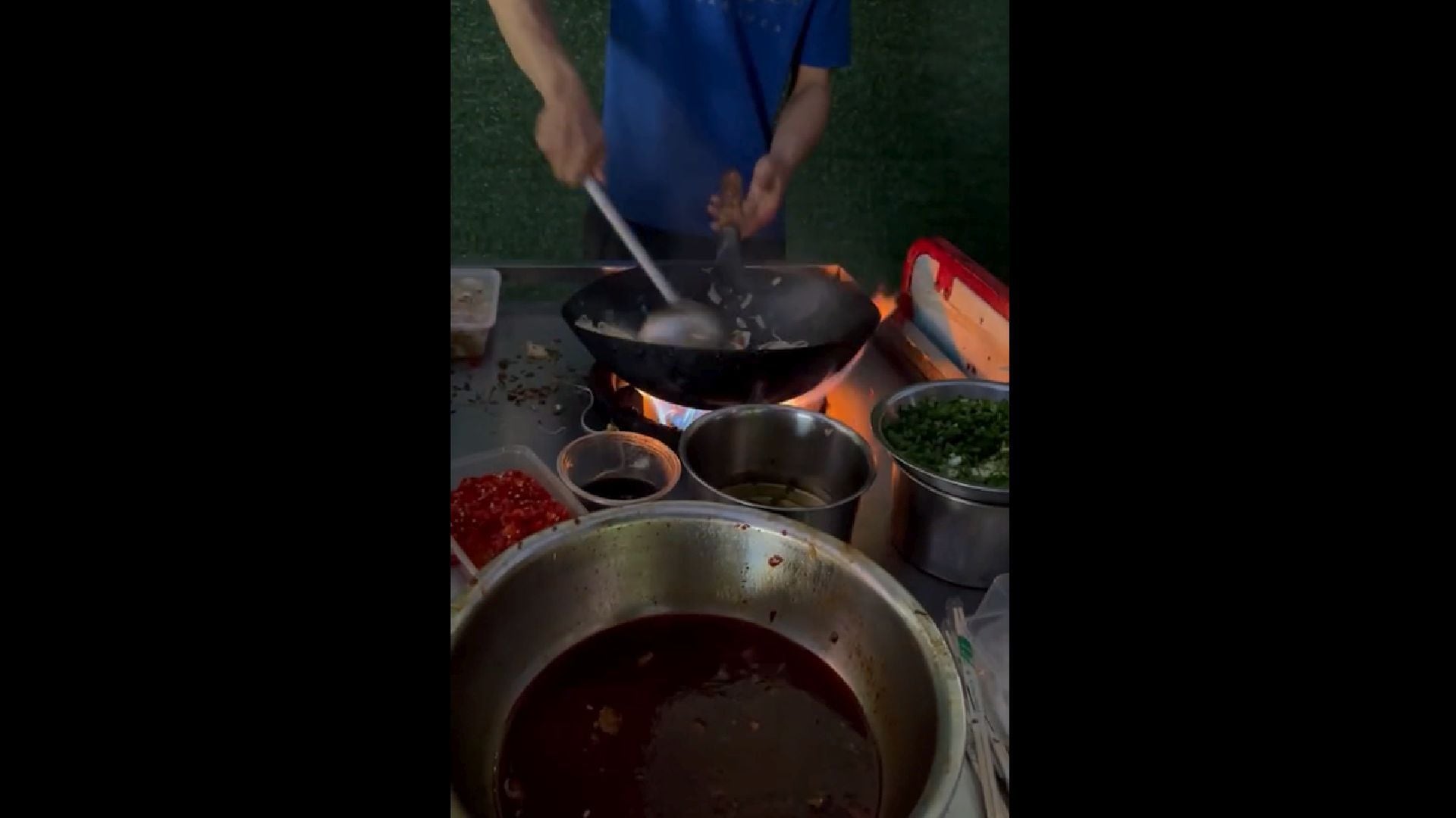 Una experiencia culinaria única y viral: Un joven peruano en China muestra cómo se cocina el famoso tallarín saltado a un sorprendido vendedor callejero en TikTok (TikTok / @GinoAtaurima)