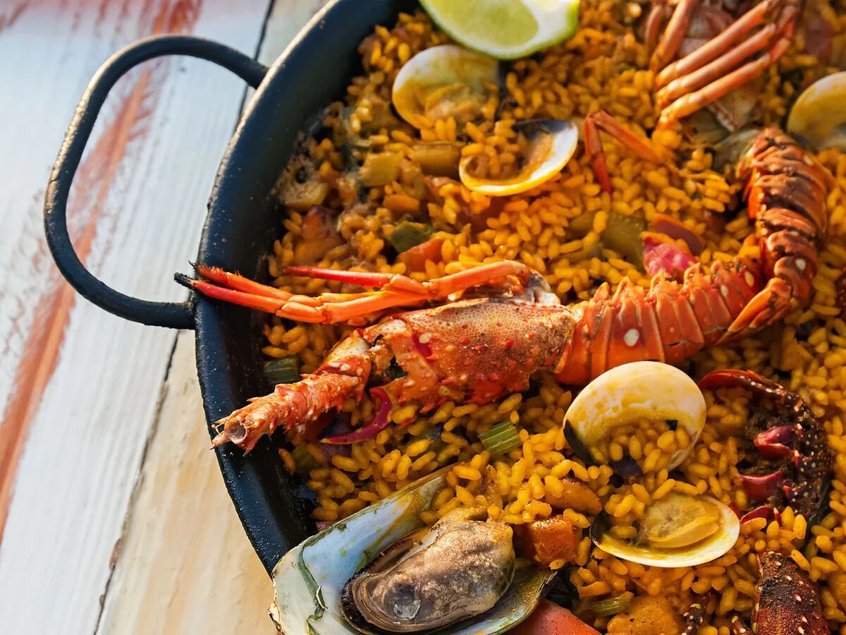 Pescados Hermes - Fideuá de Camarão, receita espanhola! Bem parecido com a  paella, a diferença entre os dois é basicamente a troca do arroz pelo  macarrão no preparo. Peça o seu camarão