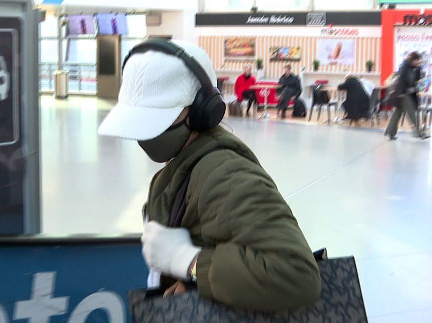 23/01/2024 Chenoa, de incógnito con gorra, guantes, auriculares y mascarilla a su llegada a Madrid. Cuando pensábamos que Chenoa había cerrado la puerta a una posible reconciliación con Miguel Sánchez Encinas tras 'olvidarse' de su exmarido en el vídeo que compartió en Instagram con sus mejores momentos de 2023 al finalizar el año, surgen con más fuerza que nunca los rumores de segunda oportunidad en la pareja, que anunció su separación en octubre tras un año y medio de matrimonio y 4 de amor. EUROPA ESPAÑA SOCIEDAD 