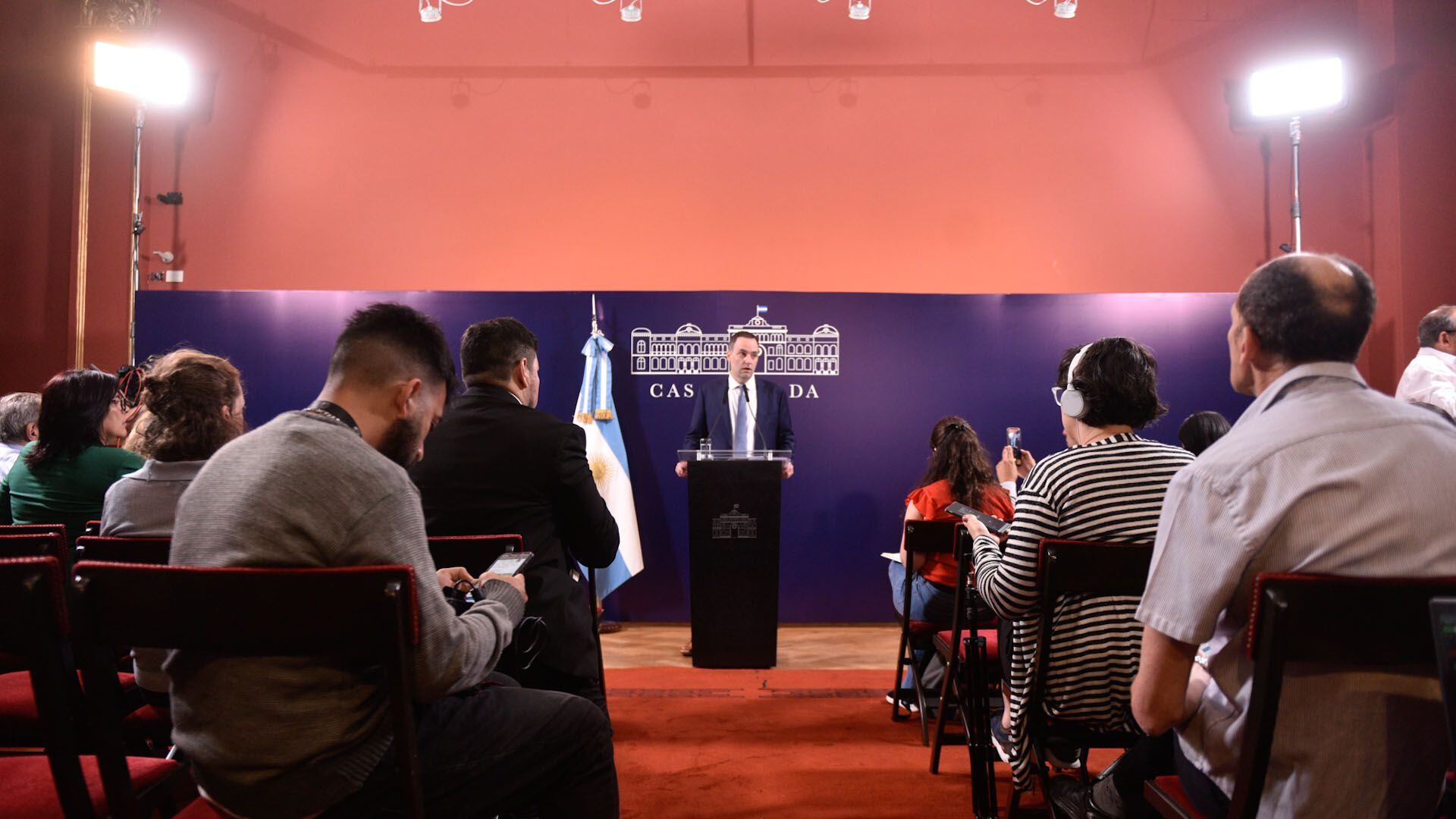 manuel adorni conferencia de prensa portada AE