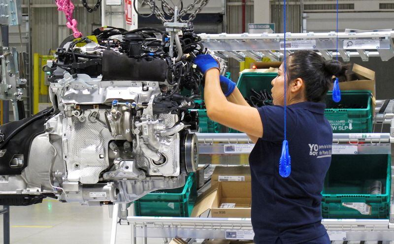 Una empleada trabaja en el motor del automóvil BMW Serie 3 durante una gira de prensa en la nueva planta del fabricante de automóviles alemán BMW en San Luis Potosí, México. 6 de junio de 2019. REUTERS/Josue Gonzalez/File Photo