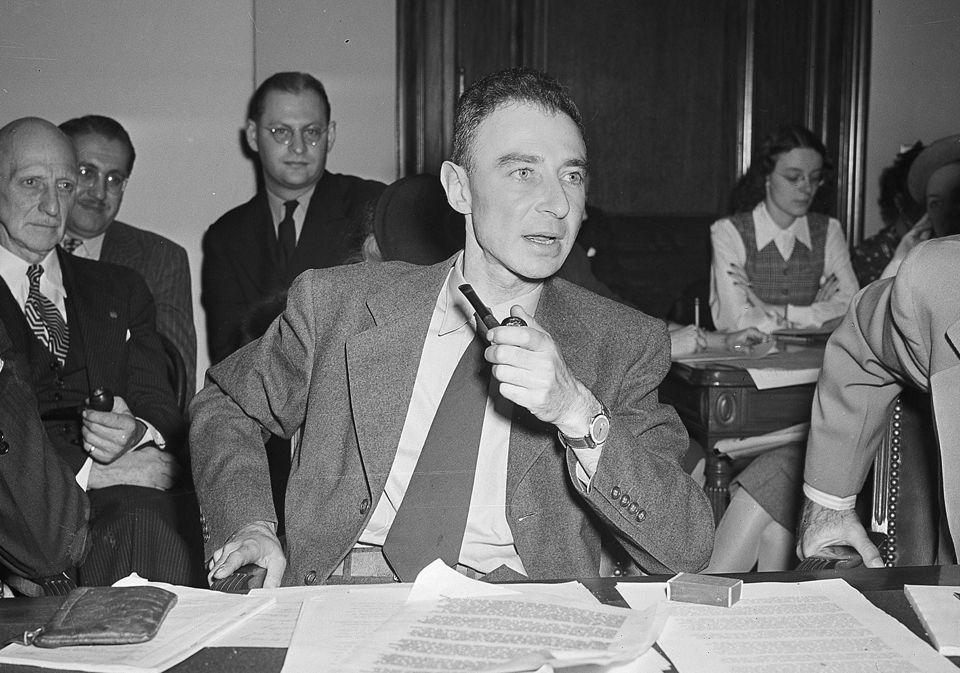 17 de octubre de 1945: el Dr. J. Robert Oppenheimer, testifica ante el Comité de Asuntos Militares del Senado en Washington. El Departamento de Energía de EE. UU.  con los años descalificó los documentos relacionados con la audiencia de la Guerra Fría sobre Oppenheimer, quien dirigió el Proyecto Manhattan y luego fue acusado de tener simpatías comunistas (AP)
