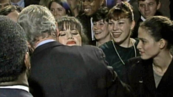 Bill Clinton saluda a Monica Lewinsky durante un acto partidario