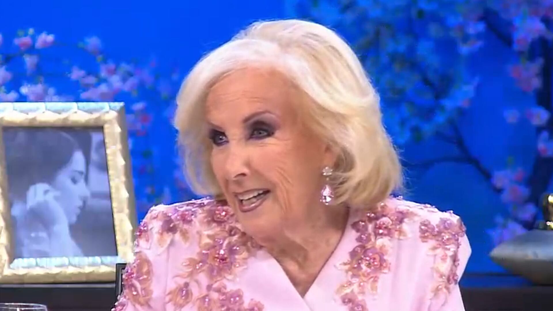 La incómoda pregunta de Mirtha Legrand a Isabel Macedo: "¿Cómo te llevás con Pampita?"