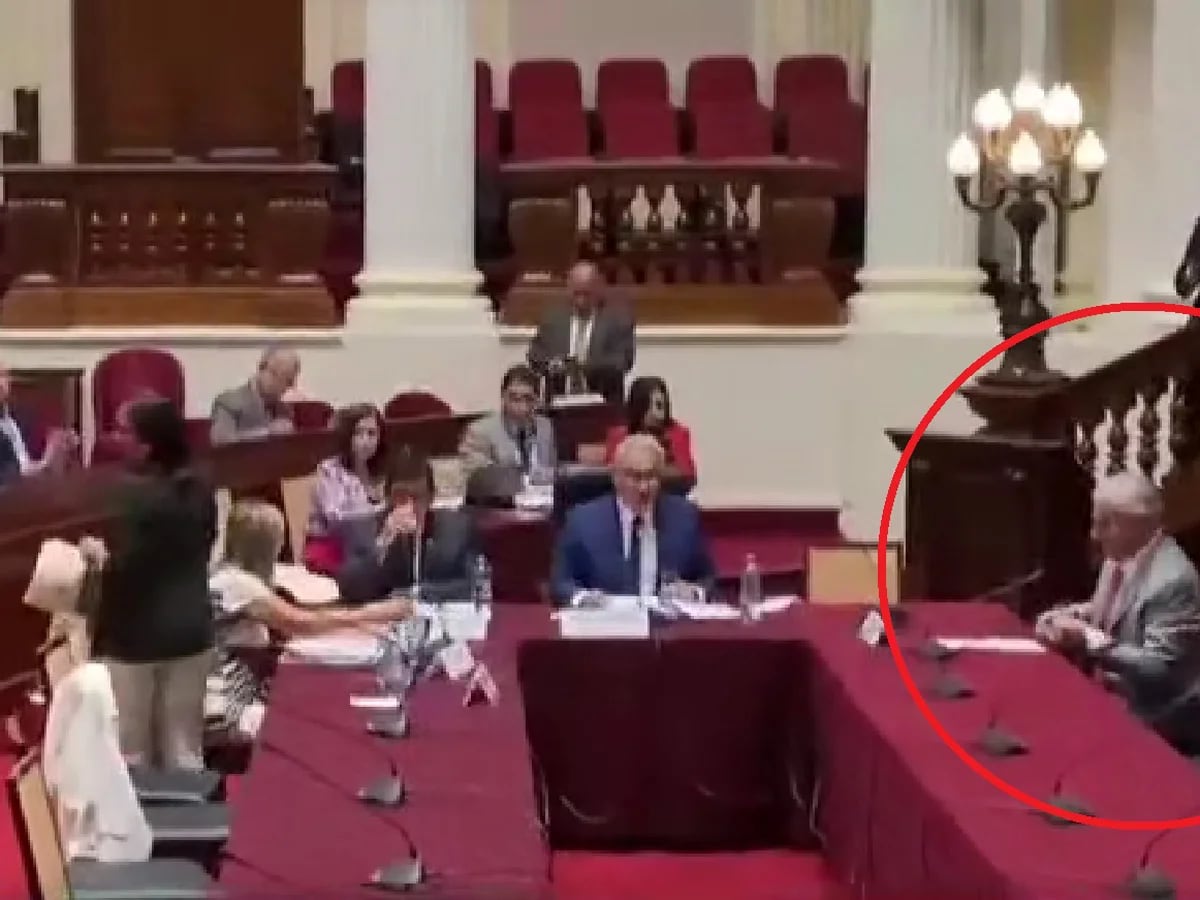 Patricia Juárez, sintiéndose incómoda, sale de la reunión interrumpida por Juan Carlos Lizarzaburu después de un comentario sexista.