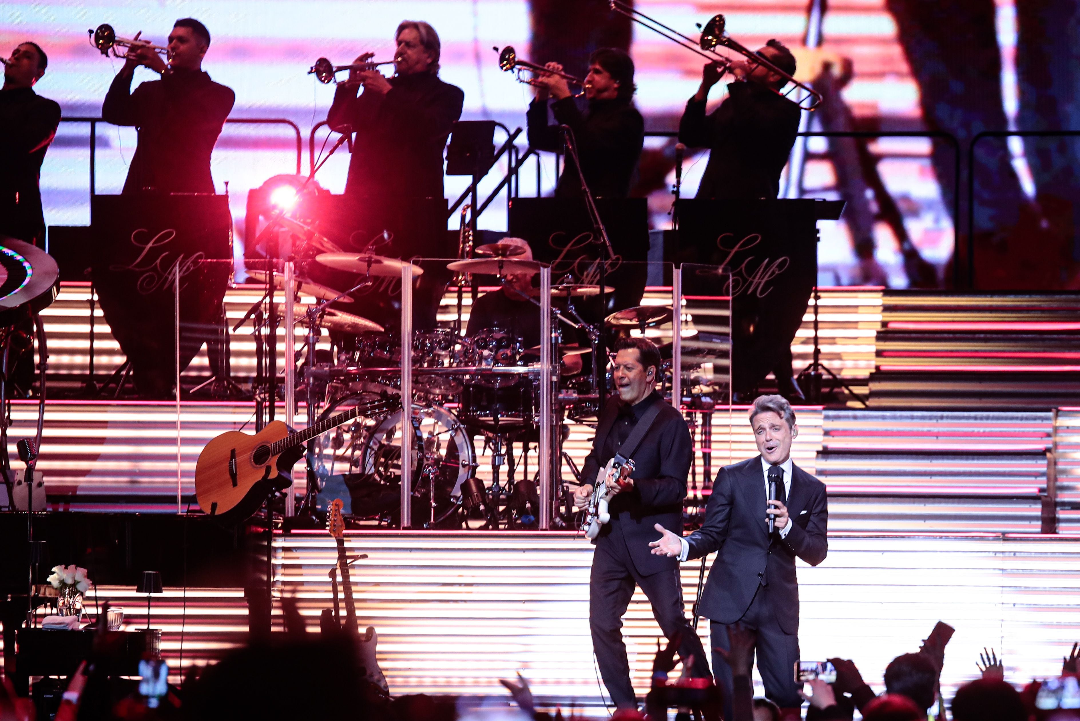 Con toda su banda, Luis Miguel enamoró a sus fans desde el escenario del Movistar Arena en su primer concierto en Buenos Aires (RS Fotos)