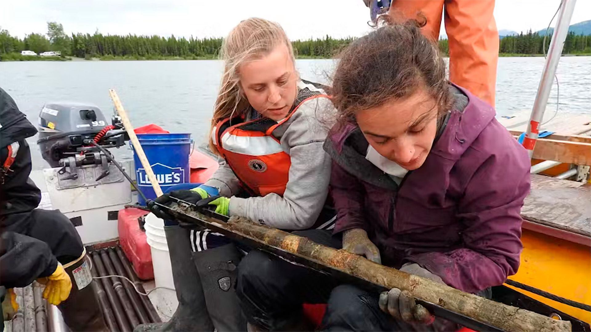 La científica de la Universidad de Arizona Ellie Broadman sostiene un núcleo de sedimento del fondo de un lago de la península de Kenai, en Alaska (Foto: Emily Stone/ The Conversation)