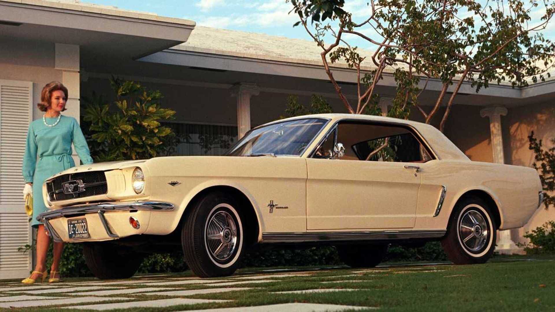 El primer Mustang tenía aires deportivos pero forma aún más cuadrada. Nació en 1964 y pronto cambió para adoptar la fisonomía que lo mantiene vivo